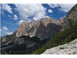Segue la discesa in valle con una bella vista sulle Fanesi