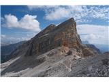 Furcia Rossa III (2794 m) in ferata Via della Pace Sem greva. V ospredju je Piz Forcia Rossa IV. Midva greva na trojko 