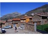 Camino Olvidado - pozabljena pot v Santiago Obnovljena gorska vasica, sedaj bolj vikendaško naselje