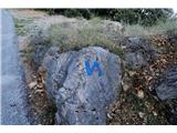Prva klasična markacija, stiliziran VA po začetnicah poti in rdeča pika za boljšo vidljivost. Preverjeno :)