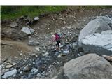 Bis zu diesem Wildbach führt eine Straße zur Versorgung der Hütte Rif. Taramelli. Weiter geht alles in Rucksäcken