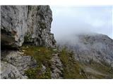 Prima Pala di San Lucano - 2221 m Vedno bolj visokogorska pot se počasi vzpenja ...