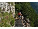 Stopnice elegantno premagujejo večjo skalno stopnjo