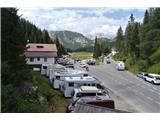 Monte Cristallino di Misurina Sestopiva na vzhodno stran jezera. Turistov z avtodomi je nenormalno veliko