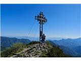 Vrh z napisom *Koroška, svobodna in nedeljiva*, karkoli že to pomeni