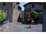 Monte Pizzocolo - 1581 m (nad vasjo Navazza, Garda) V vasi Gaino končno dobiva vodo. Že davno sva porabila zadnje kaplice ...