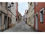 Tipične obalne ulice. Kuća do kuće, a između kanal za oborinske vode