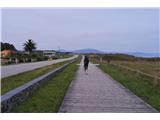 The path is similar to yesterday's, except that the cobblestones have been replaced by more comfortable wooden panels