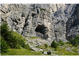 Znameniti skalni portal *Porton*. Desno od njega je vhod v ferato