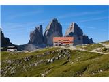 Koča Rif. Locatelli in Tre Cime v ozadju. Koča je ena od najbolj obiskanih v Dolomitih