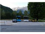 Parking pred bivšo Kazino se vztrajno krči. Levo in desno od avtobusov so na novo postavili stebre in zaprli prostor