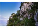 Monte Caplone - 1976 m (nad zaselkom Rest, Garda z okolico) Delček ambienta, v katerem poteka smer