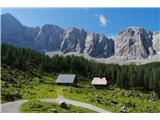 Tam gor je Monte Volaia, lahko dostopen vrh s krasnimi razgledi