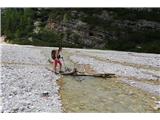 Dolomiti d'Ampezzo - Ferata Šara del Minighel Hmm, težava na vidiku. Voda je visoka in deroča, naplavljena debla pa niso ravno vzor zanesljivosti