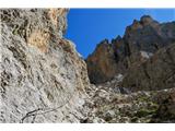 Cima d'Auta Orientale - 2645 m Nadaljevanje ferate. Večino časa se bova gibala v žlebu