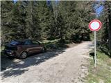 Spodnji del parkirišča, tu so desetine avtomobilov in avtodomov na (prepovedanem) kampiranju, a samo ta je bil kaznovan, poglejte zakaj…