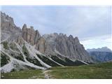 Monte Cristallino di Misurina Spustiva se v dolino Val Popena. Najin vrh se skriva v ozadju nekje na sredini fotke