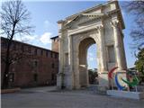 Verona zraven je Arco dei Gavi, rimski slavolok zmage iz 1. st.