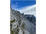 Ellmauer Halt (2342m) Pogled nazaj na greben in zgoraj levo Karlspitze. 