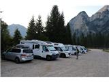 Parkirava na najvišjem parkirišču v dolini Zajzere. Tudi trije Slovenci z gajbicami so tam