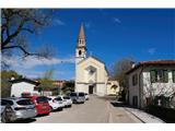 Lepa  cerkev San Martino Vescovo sredi vasi