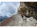 Dolomiti d'Ampezzo - ferata Astaldi Jeklenice so skoraj povsod. Police so široke, a precej izpostavljene