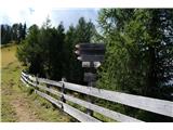 Monte Serla-2378 m, Monte Lungo-2282 m  Pri naslednjih smerokazih obrneva levo na pot 14