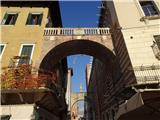 Verona Arco della Costa z visečim kitovim rebrom