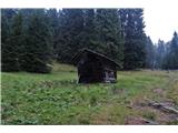 Monte Aiarnola - 2456 m Kmalu preideva na kolovoz, kjer so nekatere stavbe že bolj zapuščene
