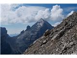 Furcia Rossa III (2794 m) in ferata Via della Pace Tofana di Rozes. Na običajnem dostopu je še precej snega