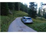 Parkirava nekaj pod planino Grava, saj je cesta zdrta in ni primerna za daljše avtomobile z nizkim podvozjem
