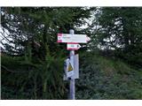 Das erste Wegschild erwartet uns bereits auf dem Parkplatz. Wir werden dem Weg, besser gesagt der Straße 607 folgen
