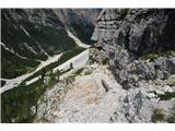 Dolomiti d'Ampezzo - Ferata Šara del Minighel Kmalu pa se prevesi navzdol. Pot je široka, le nekaj več previdnosti je potrebno