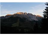 Dolomiti Latemar so prvi deležni jutranjega sonca. Midva bova še dolgo v senci