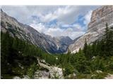 Dolomiti d'Ampezzo - Ferata Šara del Minighel Počasi se dvigujeva po dolini, sonce pripeka na vso moč ...