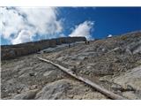 Quasi un sentiero divino. Molti arrivano in cima con la gondola e poi scendono nella valle