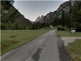Casera Bombassei, v ozadju koča Auronzo in Tre Cime