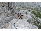 Dolomiti d'Ampezzo - ferata Astaldi Ferata postane nenavadno strma in tudi nadaljevanje obeta isto