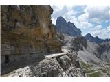 Tu z majhnim traktorčkom dostavljajo robo od koče Rif. Lavaredo, ki je oddaljena skoraj pet kilometrov