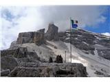 Dolomiti d'Ampezzo - Ferata Šara del Minighel Opazujeva ljudi, ki se hočejo povzpeti na Tofano di Rozes. Marsikdo obrne že na prvem snežišču