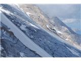 Ledenik je proti vrhu izjemno strm in štirje gorniki na njem se premikajo počasi, počasi …