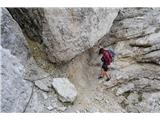 Dolomiti d'Ampezzo - ferata Astaldi Tudi varovani prehodi zaradi ohlapnih jeklenic zahtevajo večjo previdnost