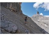 Furcia Rossa III (2794 m) in ferata Via della Pace V ozadju Monte Castello z bivakom, midva pa napredujeva po strmem grušču