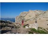 Dolomiti d'Ampezzo - Ferata Šara del Minighel Na sedlu naju ujame prvo sonce. Jutra so čudovita, kasneje se običajno pooblači