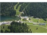 Monte Cristallino di Misurina Tam spodaj imava parkiran avto. Levo parkirišče ob jezeru je plačljivo, desno za Col de Varda pa ne