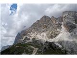 Dolomiti d'Ampezzo - ferata Astaldi Razgled na Tofano di Mezzo in kočo Rif. Pomedes pod njo