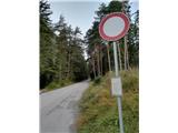 Cesta je dalje uradno zaprta, a povsem asfaltirana in prevozna
