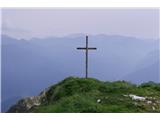 Skromen križ na Monte Cadria. V bližini je večje spominsko obeležje