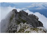 Monte Aiarnola - 2456 m Skrajno desno na polovici fotke se nahaja tisti prvi križ, ki sva ga srečala