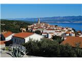 Vrbnik, znan po vinu Vrbnička Žlahtina. Pridelano je iz grozdja avtohtone trte, ki uspeva izključno na Krku